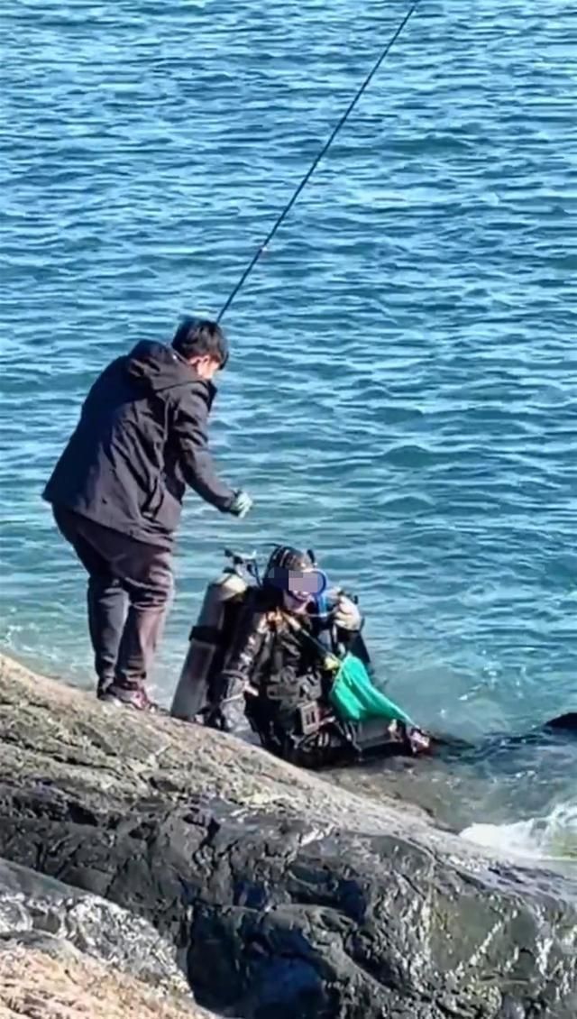 【影】釣魚釣到「潛水夫」！男子連續兩次被當成大魚釣上岸　網笑翻：人家只想好好潛個水