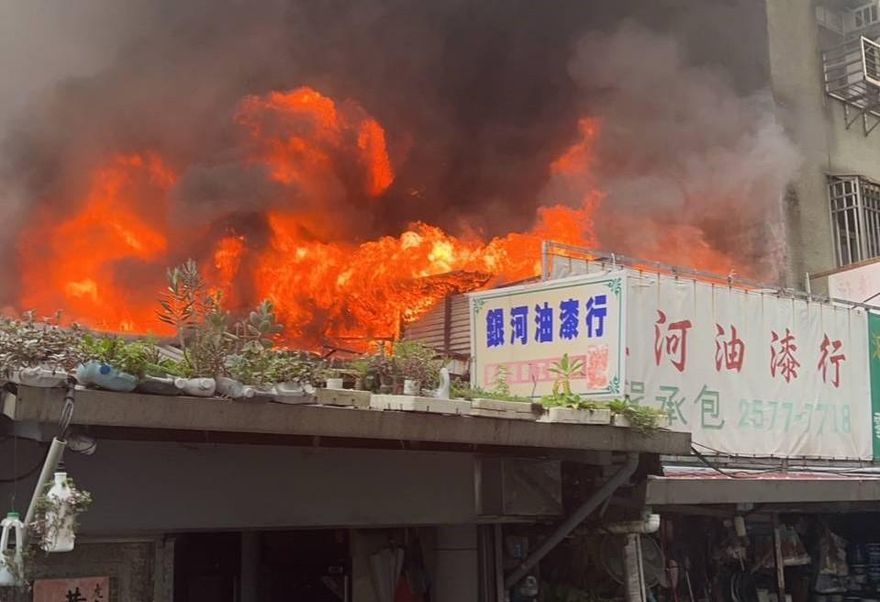 快訊/北市油漆行大火！濃煙沖天　警消佈水線組延燒