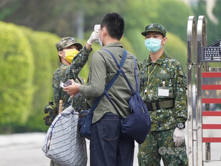 國防部宣布：官兵室外活動可脫口罩 但衛哨應全程配戴