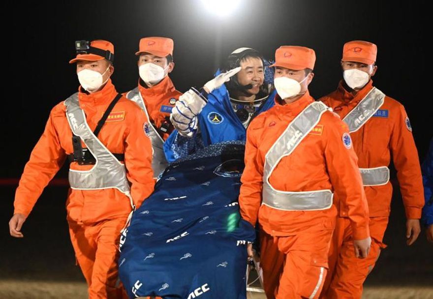 【影】「神舟14號」功成身退！「最年輕」太空人出艙　微笑向眾人揮手致意
