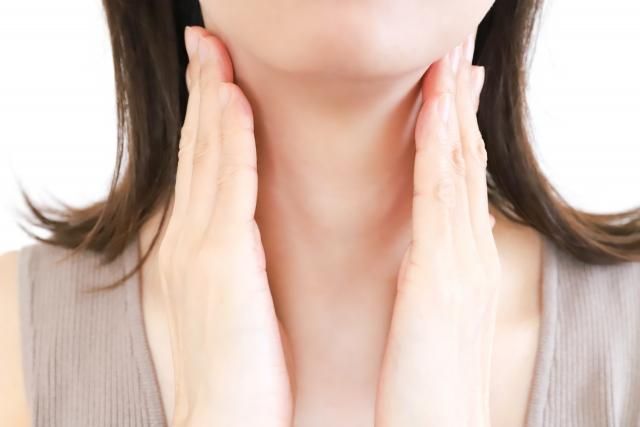 35歲OL長期熬夜突「聲音沙啞、脖子變粗」　 就醫檢查竟罹癌！