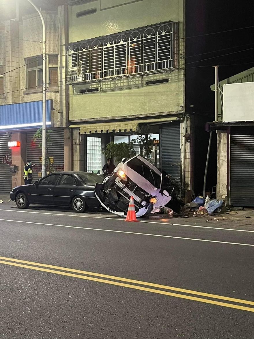 【影】撞擊瞬間曝....雲林車禍事故！白車失控打滑騎上路邊轎車　車頭全毀