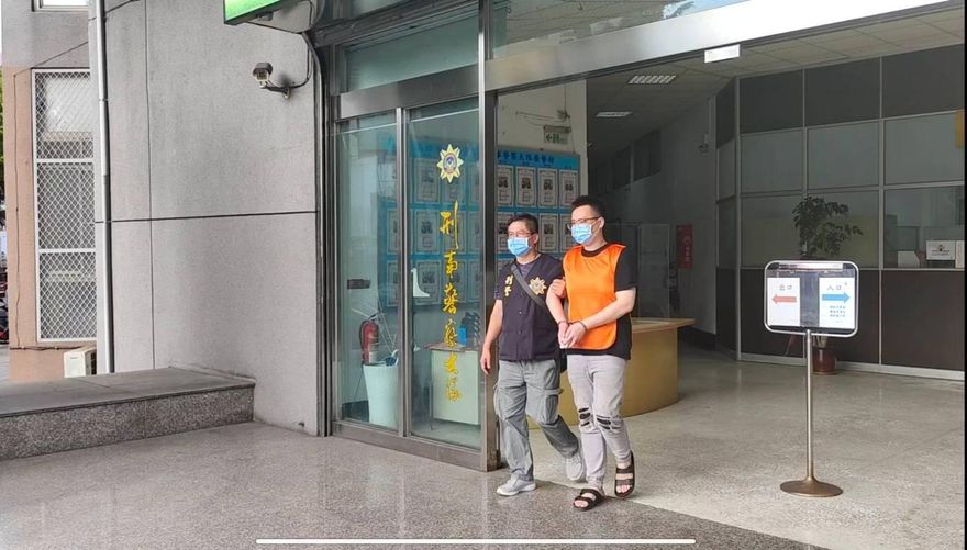 【影】當假檢警碰上真檢警！高雄詐騙集團遭逮　詐騙所得超過200萬元