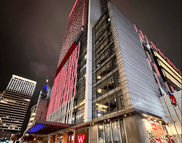 跳電害電梯失控下墜…民眾受困缺氧！W飯店霸氣喊：當晚所有房客房費全免