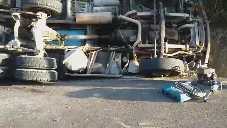 【影】台南預拌車失控撞山壁翻覆　駕駛受困頭破血流送醫