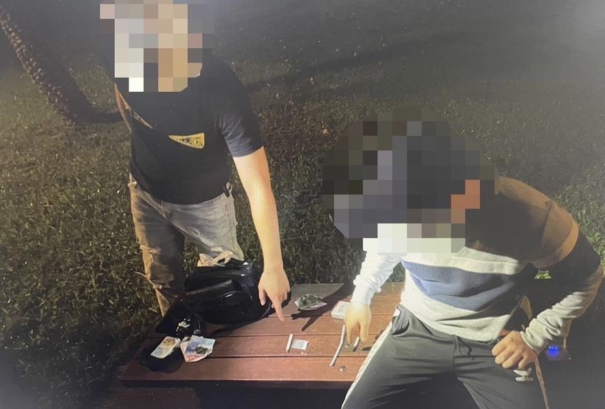 2男吃完宵夜河濱公園散步　大剌剌抽K煙遭警活逮