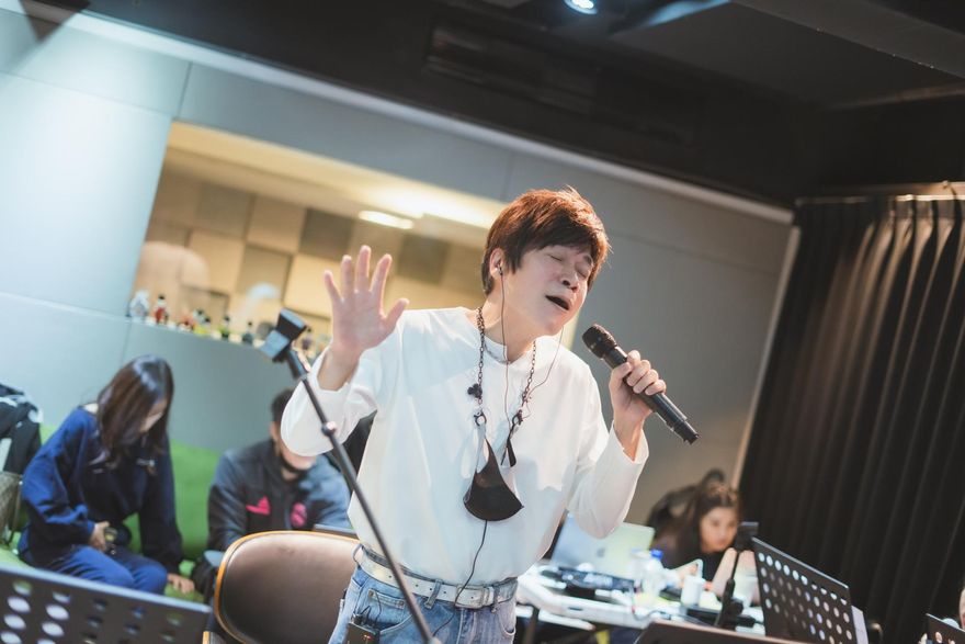 金曲歌王首戰小巨蛋壓力大！　洪榮宏練團彩排胃食道逆流
