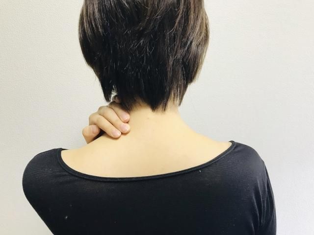 落枕好痛！脖子卡卡痠痛怎麼辦？醫授4招「落枕急救法」加速復原