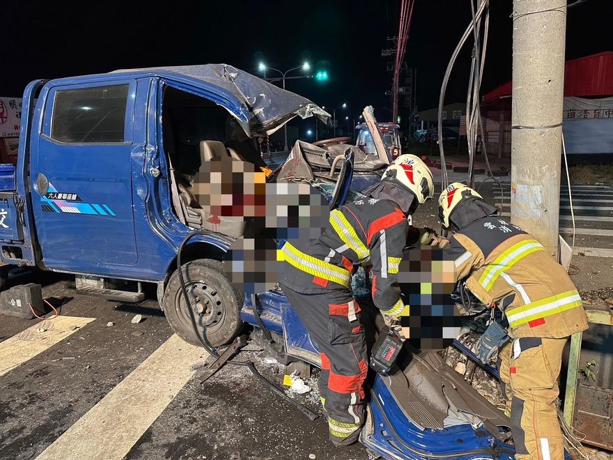 【影】車頭全毀！雲林斗六工程車自撞電線桿　2重傷送醫
