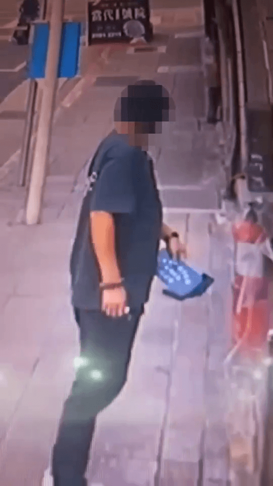 【影】刮花又重踩！不滿遭警強制送醫　莽男竟化身「巡邏箱殺手」