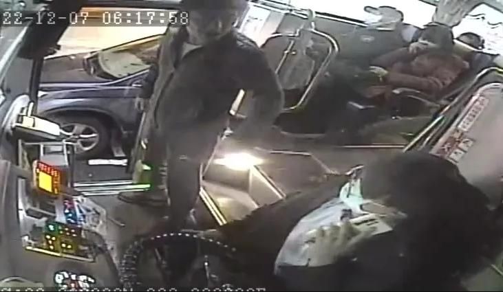違停公車站不爽被叭！男竟惱怒開車欲撞人又扁公車司機　警方要辦他