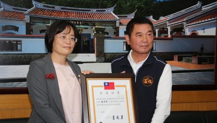 獲頒當選證書 鍾東錦：苗縣府人事全接收觀察3個月