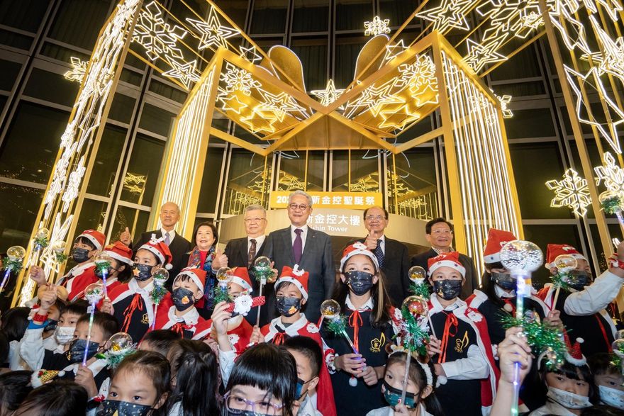 【影】點亮超巨型聖誕祝福　台新金打造50公尺夢幻緞帶燈飾冬夜閃耀