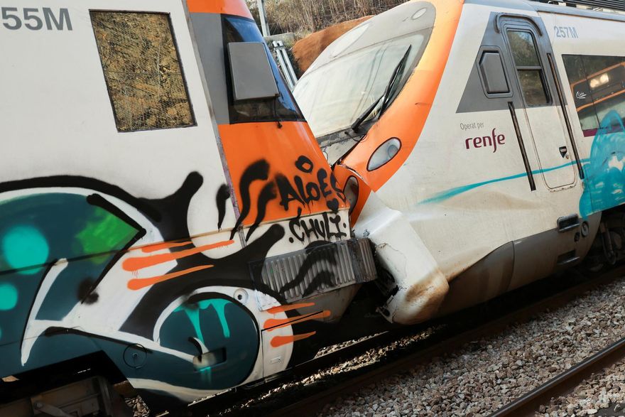 【影】重大交通事故！西班牙巴塞隆納火車追撞「車頭深陷」！155人受傷