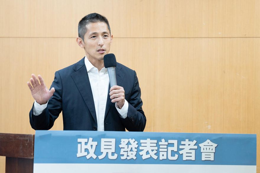 謙卑慢半拍？吳怡農遲到、嗆記者「王鴻薇發言人」　終於道歉了