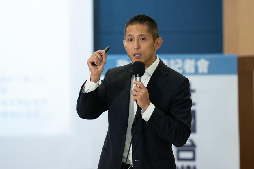 吳怡農「人設崩壞、空話政見2選1 ?」高喊遷松機急撇「沒要犧牲總統專機」