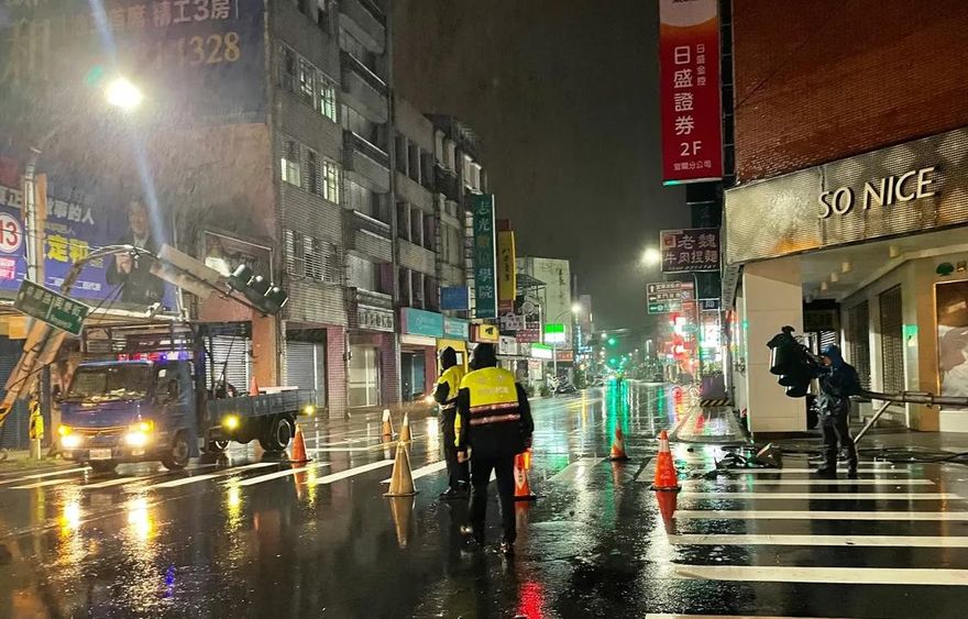 3支燈桿遭鉤倒！男深夜開車載農機經宜蘭市區闖禍　竟肇逃結果吃2罰單