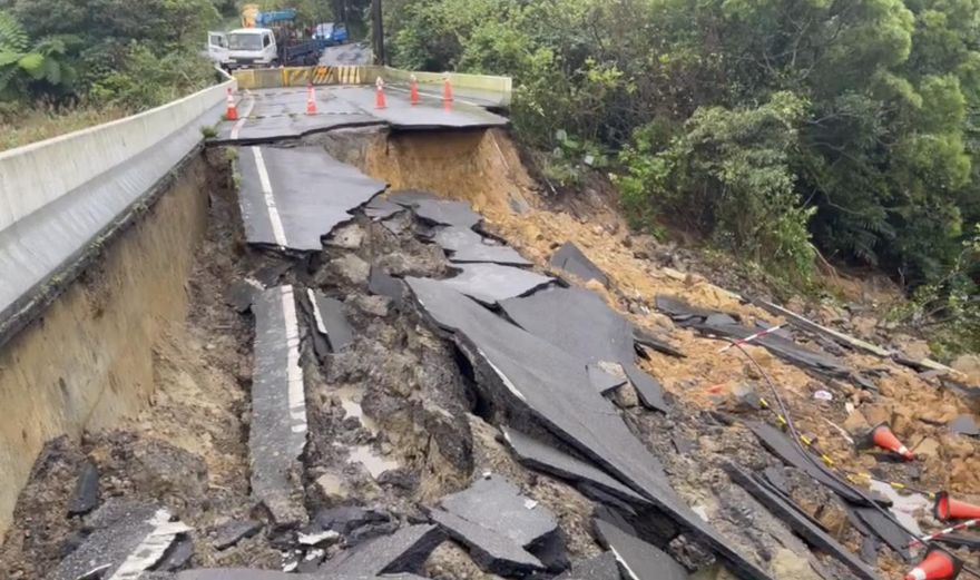 連日降雨新北石門山區道路坍方　北19線5.5K整條路350平方米斷了