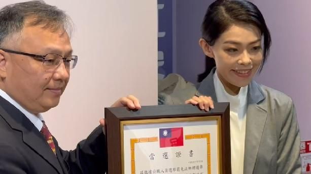 周玉蔻預告上任前遭收押！　高虹安今領當選證書笑回聽聽就好