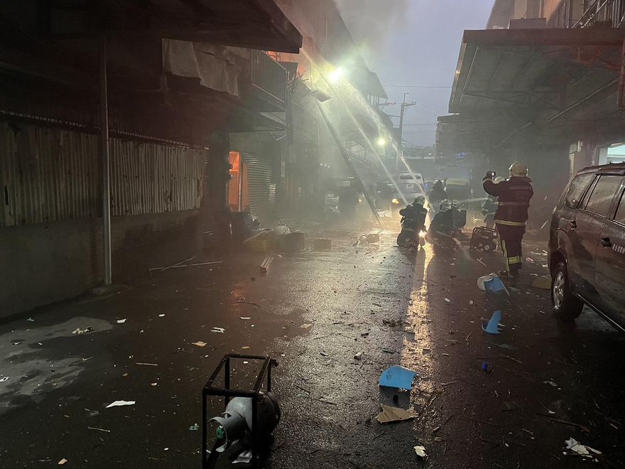 【影】租客找到了！汐止民宅瓦斯氣爆大火　開瓦斯民眾倒臥客廳死亡