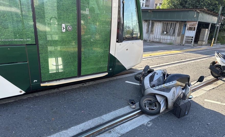 高雄輕軌「首起奪命車禍」！59歲男騎士「右轉自撞」重傷身亡
