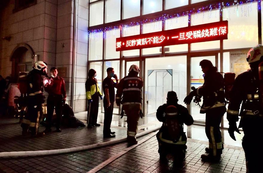 快訊/新北瑞芳警分局火警　地下室車輛起火冒煙