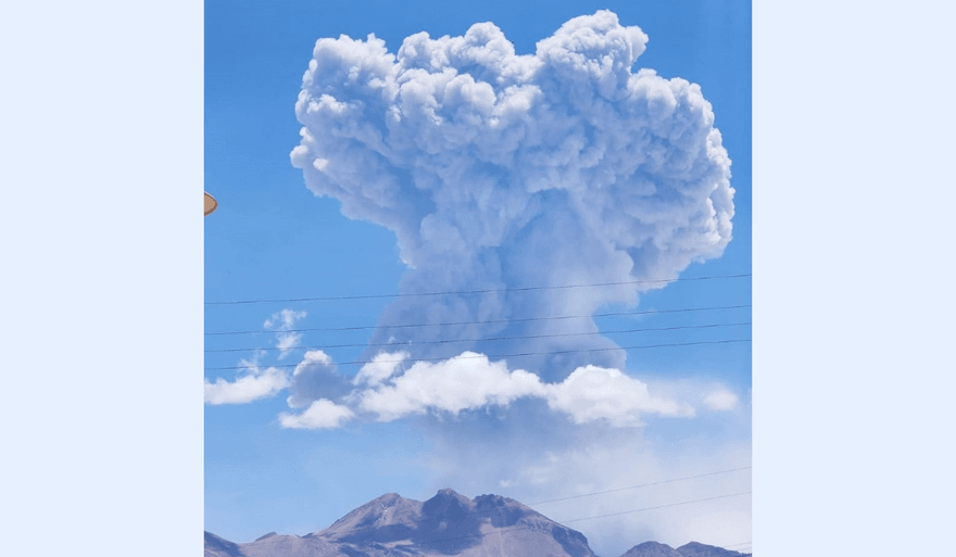 【影】智利北部火山蠢蠢欲動　噴6千公尺高灰柱