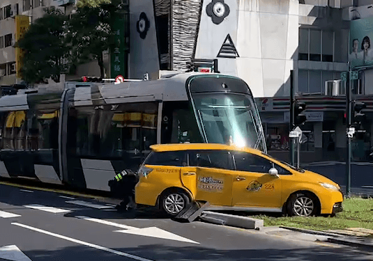 【影】快訊/高雄輕軌與計程車碰撞　幸無人傷　C24至C23下行路線採單線雙向行駛