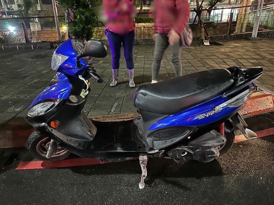 【影】電動自行車闖紅燈撞人肇逃　肇事駕駛疑為移工