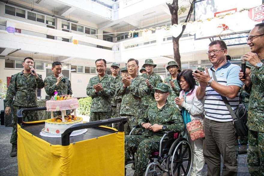 高空墜落全癱傘兵秦良丰將退伍　陸軍協助轉任國軍醫院
