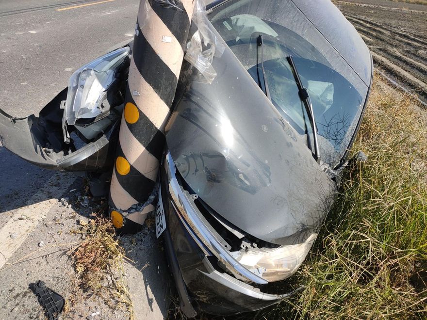 【影】屏東小客車自撞電線桿又衝農田　車頭嚴重損毀　警到場竟發現駕駛不見了