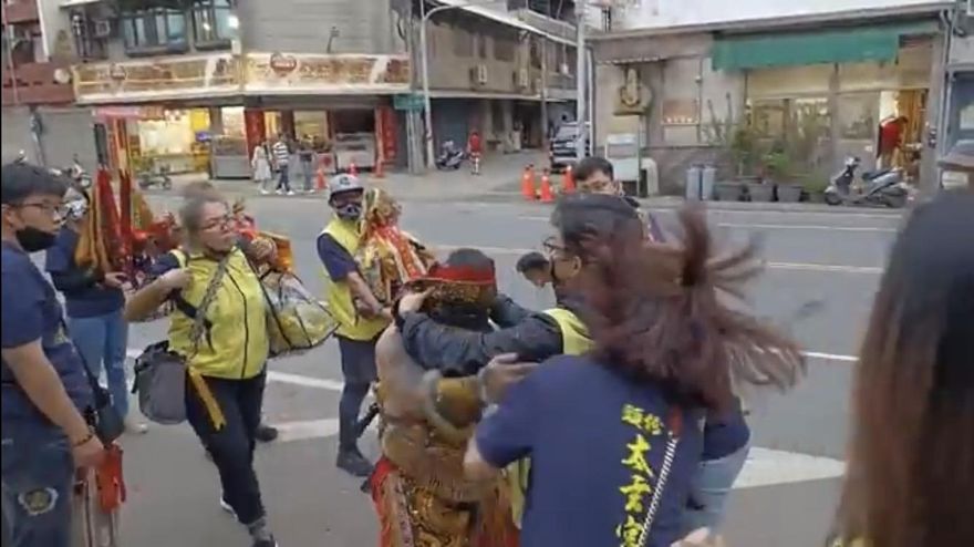 【影】怒轟女信徒巴掌　網怒「墨龍中壇元帥」你何方神聖