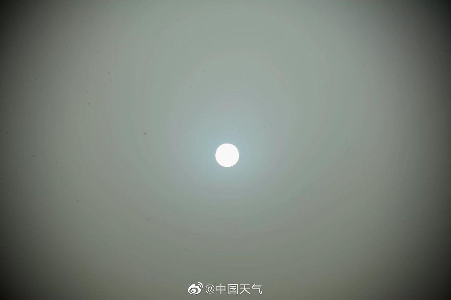 驚見「藍太陽」！7年來北京首發12月沙塵預警　陸專家曝是「這原因」