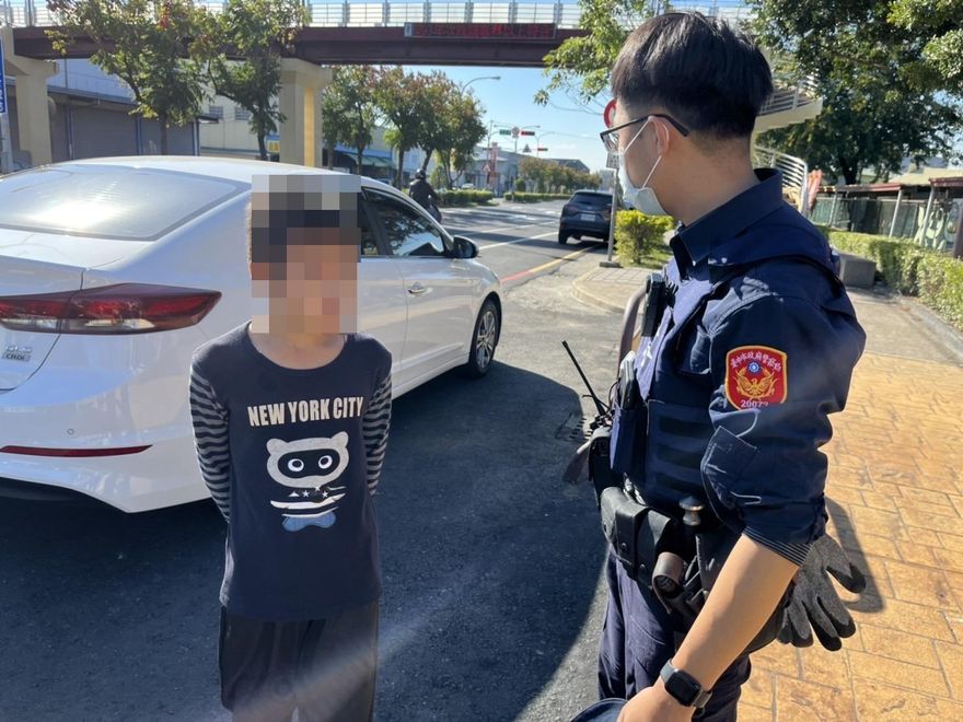【影】「不乖就下車」9歲童認真了！暖警父愛爆發助尋回