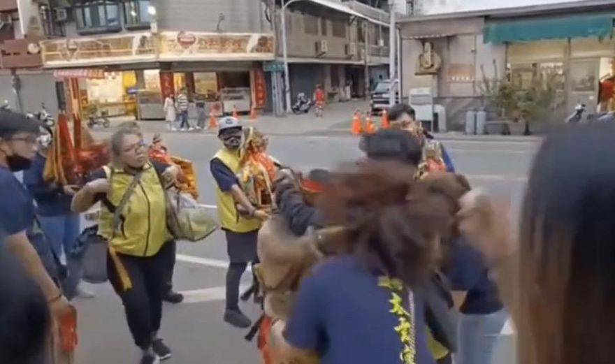 【影】太玄宮乩身掌巴女信徒「啪聲超響」！資深同業曝：神明只會罰「這種人」
