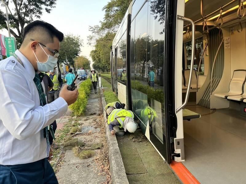 這回是跟草皮的事！高雄輕軌列車半路「吃草」　被迫停駛疏散50乘客