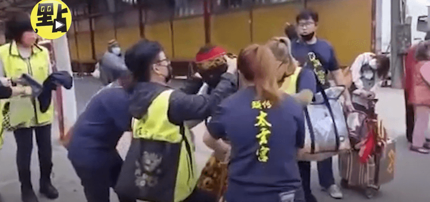 【影】太玄宮乩身動粗最新影片曝光　不同角度拍攝巴掌聲仍響徹雲霄