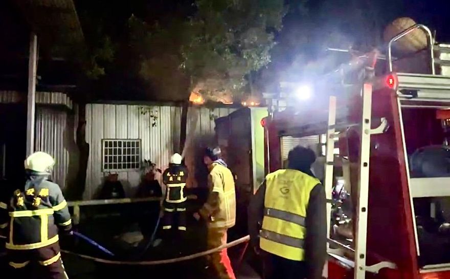 【影】南投肉品市場深夜火警　悶燒1小時幸無人傷