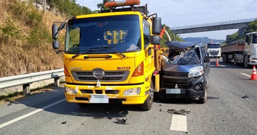 小貨車國道衝撞緩撞車！右車身幾乎被切　副座乘客首當其衝慘死