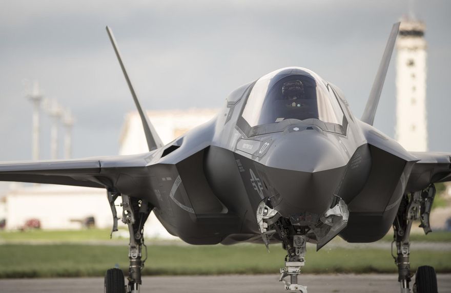 【影】快訊／畫面曝光！美國F-35B戰機德州基地墜毁　飛行員彈射成功逃生