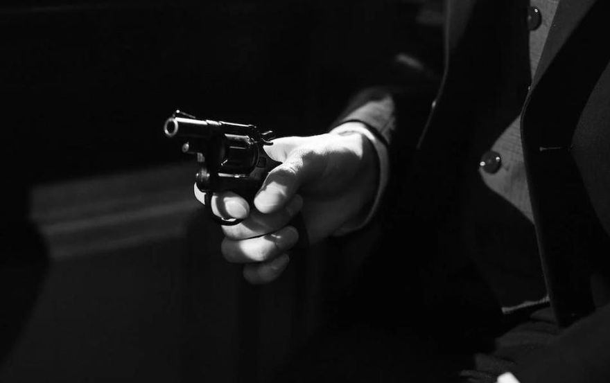 持鎮暴槍逼小王拍裸片！散布公審批「淫人妻女」　醋男遭判刑並延長羈押