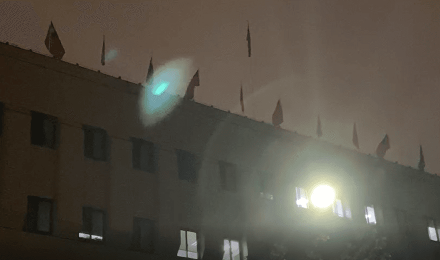 太陽花立院噴漆沒事　北檢被掛民進黨旗　網酸「業力迴向迴力鏢」來了