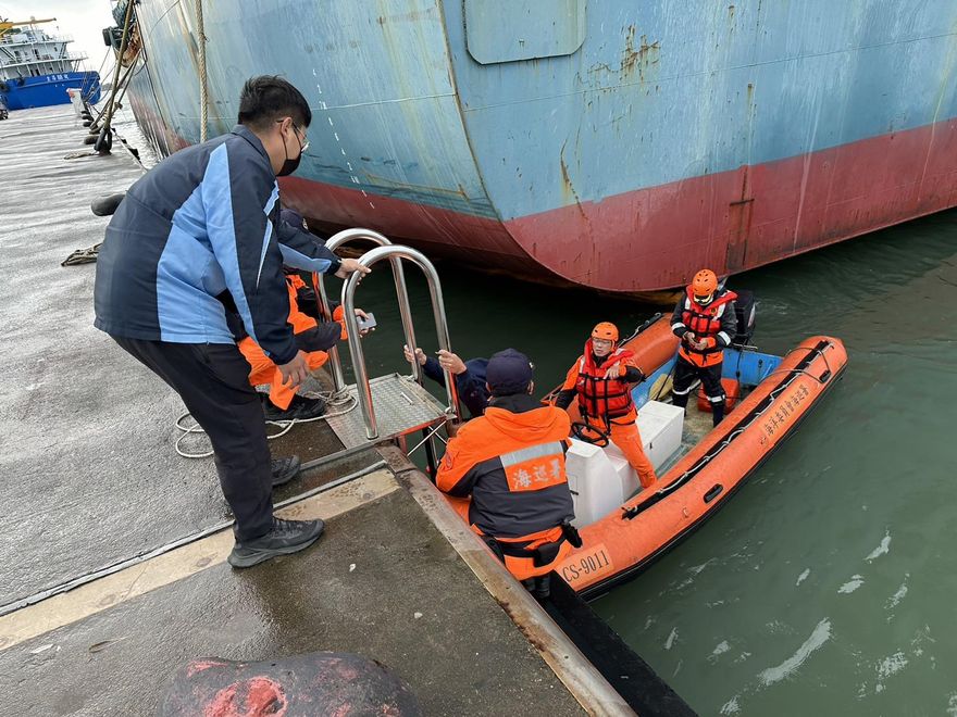 高科大「28學生落海」！划獨木舟突遇風雨　8人失溫急送醫