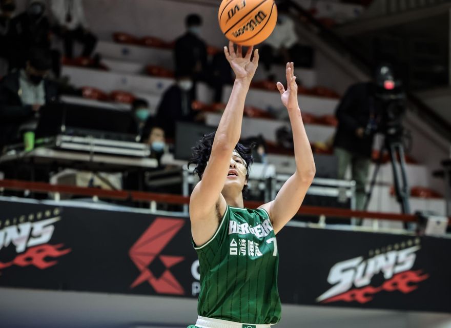 變身第4節先生！李啓瑋單節海灌15分　英熊輕取太陽奪對戰2連勝