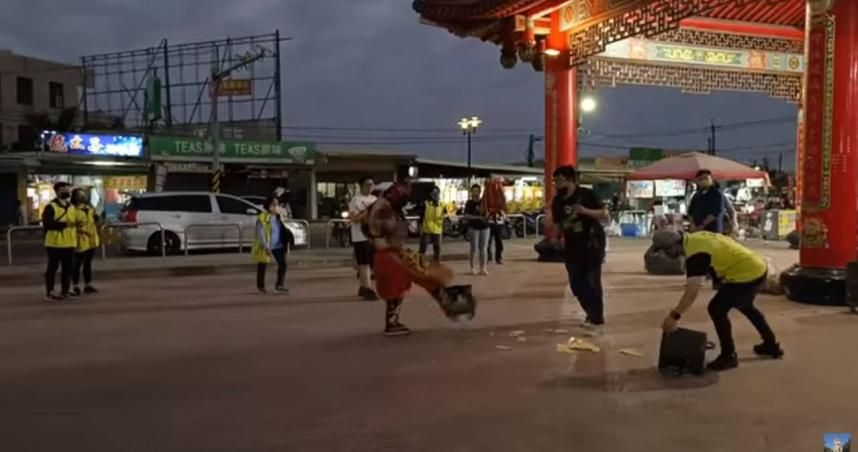 頭份太玄宮黑歷史盡出！乩童「一腳踢飛金爐」 畫面挨酸：準備參加世足
