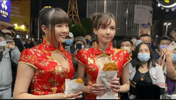 【影】田慎節合體前AV女優「脫了」！短袖爆乳旗袍發雞排謝票人潮爆棚