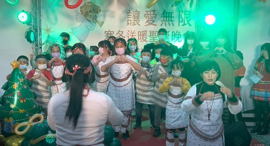 寒冬送暖！直播拍賣業者結合社福團體　陪弱勢孩童提前過聖誕
