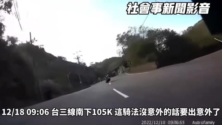 【影】台3線大型重機自撞電桿！車輛燒毀、騎士骨折…失控原因曝光