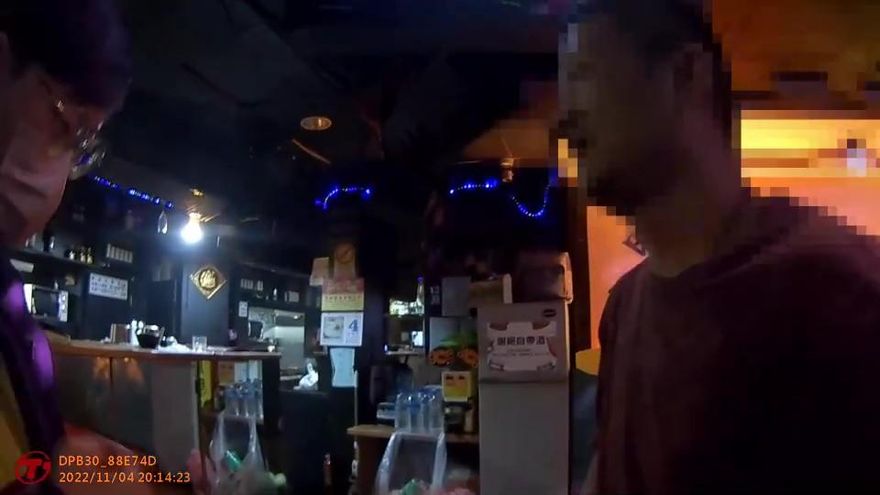 【影】新北男卡拉OK撒野！持滅火器噴警…下場GG了