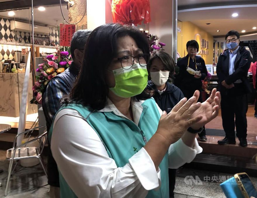 綠委王美惠赴黃敏惠總部賀當選　盼合作爭取中央建設嘉義